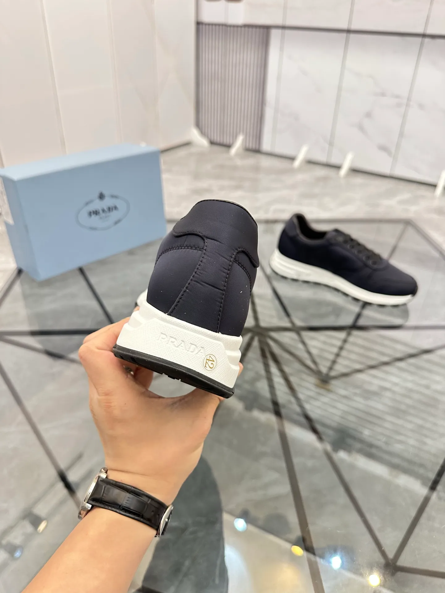 Men's shoes: 💰P440¥ Product trademark: Prada *"Prada*" low-top casual shoes Regular size: 38-44 (can be customized to 45.46) Product materials: Upper imported from the counter original fabric, sheepskin lining, original outsole. Number: 835